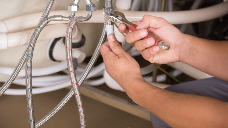 Các bước chi tiết sửa chữa vòi xịt bồn cầu bị gãy